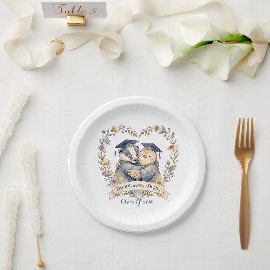 Süßer Dachs und Pinguin-Abschiedsumarmung Personal Pappteller (Hochzeit)