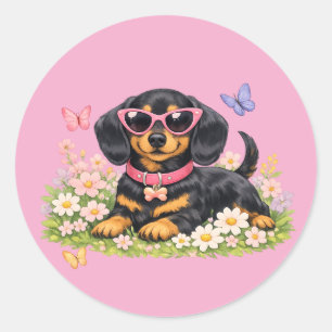 Süßer Dachshund im Blumenfeld im Frühling Runder Aufkleber