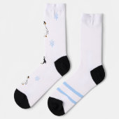 Süßer dicker Pinguin mit Schneeflocken Socken (Linkes Detail)