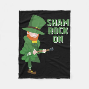 Süßer Elf spielt Shamrock-Gitarre - St. Patricks D Fleecedecke