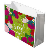 Süßer Erdbeeren-Kindergeburtstag Große Geschenktüte (Vorderseite Schrägansicht)