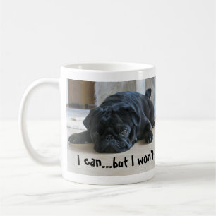 Süßer fauler schwarzer Mops-Welpe, ich werde nicht Kaffeetasse