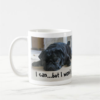 Süßer fauler schwarzer Mops-Welpe, ich werde nicht Kaffeetasse