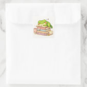 Süßer Frosch schläft auf Büchern Quadratischer Aufkleber (Tasche)