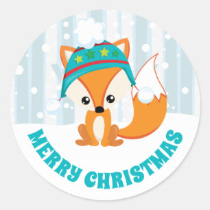 Süßer Fuchs mit Winterhut in schneeliger Waldlands Runder Aufkleber