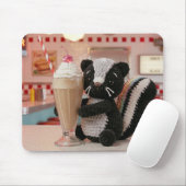Süßer gehäkelter Skunk im Retro-Diner Mousepad (Mit Mouse)