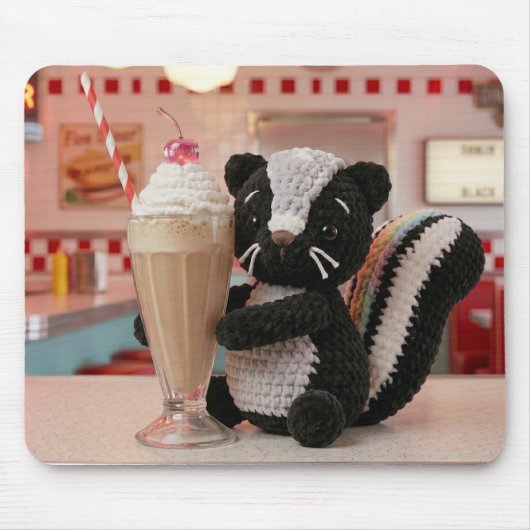 Süßer gehäkelter Skunk im Retro-Diner Mousepad (Vorne)