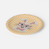 Süßer Gingham-Hase mit rosa Herzbrille Pappteller (Schrägansicht)