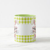 Süßer Gingham-Hase mit rosa Herzbrille Tasse (Zentrum)