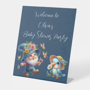 Süßer glücklicher Gnom mit Schmetterling Baby Show Sockelschild