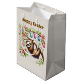 Süßer glücklicher Osterfaultier Mittlere Geschenktüte (Rückseite Schrägansicht)