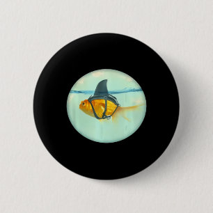 Süßer Goldfisch mit Haiflossenmode Button