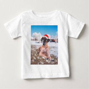 Süßer Great Dane Hund sitzt im Schnee mit Weihnach Baby T-shirt