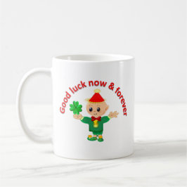 Süßer grüner Elf, der ein Kleeblatt hält Kaffeetasse