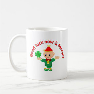 Süßer grüner Elf, der ein Kleeblatt hält Kaffeetasse
