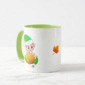 Süßer grüner Elf mit Kürbis Tasse (Vorderseite Links)