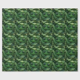 Süßer grüner Frosch versteckt in taufrischen Blätt Geschenkpapier