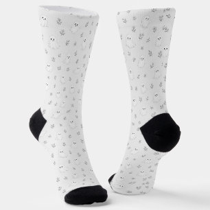 Süßer gruseliger Geist mit Blumen. Gemütliches Hal Socken