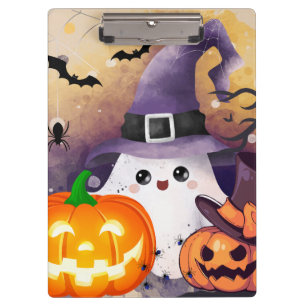 Süßer Halloween-Geist mit Hexenhut und Kürbissen Klemmbrett