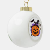 Süßer Halloween-Kürbis mit Hexenhut – Geist & Fled Keramik Kugel-Ornament (Links)