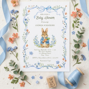 Süßer Häschenjunge mit blauem Blumenkrawatte Baby Einladung