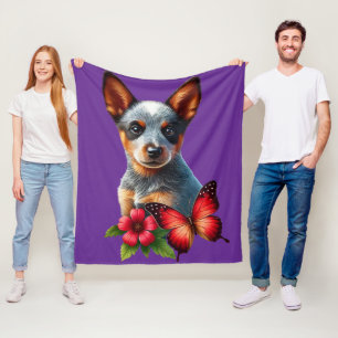 Süßer Heeler-Welpe mit Schmetterling und Blume Fleecedecke