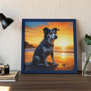 Süßer Hund am Strand bei Sonnenuntergang  Poster