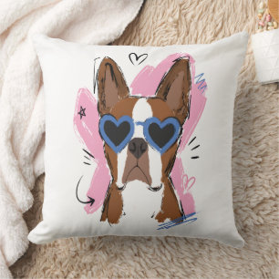 Süßer Hund mit blauer Herz-Sonnenbrille auf rosa H Kissen