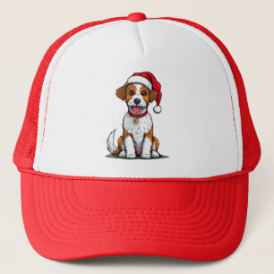 Süßer Hund mit Weihnachtsmannmütze sitzt und läche Truckerkappe