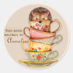 Süßer Igel auf Stapel von Mugs Buch Namensaufklebe Runder Aufkleber