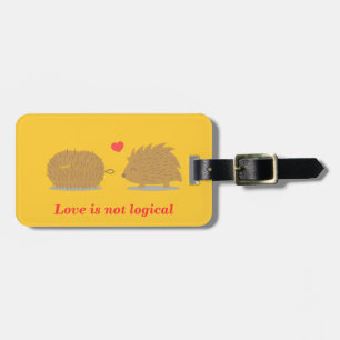 Süßer Igel findet Liebe in einer Scheuerbürste Gepäckanhänger