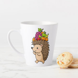 Süßer Igel mit frischem Obst Milchtasse