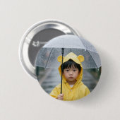 Süßer Junge im gelben Regenmantel mit Regenschirm Button (Vorne & Hinten)