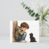 Süßer Junge und kleines schwarzes Kätzchen Postkarte (Stehend Vorderseite)