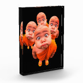 Süßer junger Mönch Minimalistische orange Robe Fotoblock (Links)