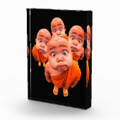 Süßer junger Mönch Minimalistische orange Robe Fotoblock (Rechts)
