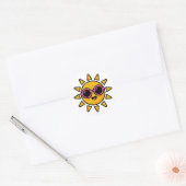 Süßer Kawaii Retro-Sonne mit rosa Sonnenbrille im Runder Aufkleber (Umschlag)
