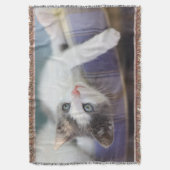 Süßer Kitty im karierten Bett Decke (Vorderseite Vertikal)