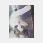 Süßer Kitty im karierten Bett Fleecedecke (Vorderseite)