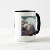 Süßer Kitty im karierten Bett Tasse (VorderseiteRechts)
