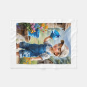 Süßer kleiner Junge, der Blumen wässert, Fleece-De Fleecedecke (Vorderseite (Horizontal))