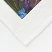 Süßer kleiner Junge, der Blumen wässert, Fleece-De Fleecedecke (Ecke)