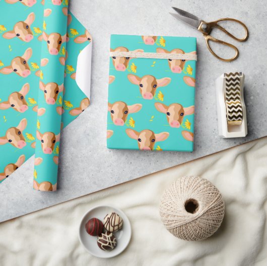 Süßer kleiner Kalbskopf mit Blume - Geschenkpapier (Kunsthandwerk)