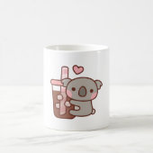 Süßer kleiner Koala-Bär umarmt Eiskaffee Kaffeetasse (Mittel)