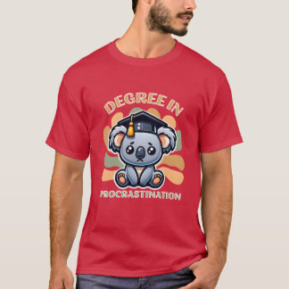Süßer Koala-Bär mit Diplom in Prokrastination fam T-Shirt