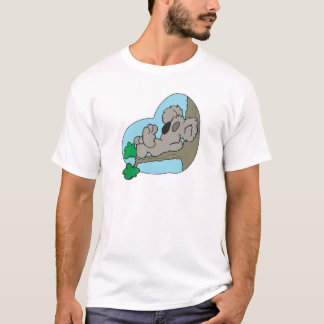 süßer Koala, der auf einem Baumzweig schläft T-Shirt