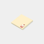 Süßer, köstlicher Erdbeeren Cupcake auf Gelb Post-it Klebezettel (angewinkelt)