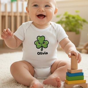 Süßer lächelnder Klee Baby Strampler