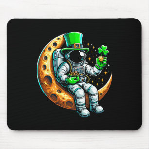 Süßer Leprechaun-Astronaut im Mondraum zum St. Pat Mousepad