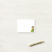 Süßer Leprechaun und Topf mit Gold Post-it-Notizen Post-it Klebezettel (Auf Schreibtisch)